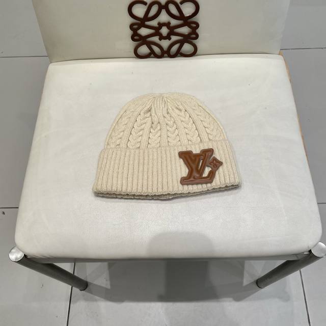 Lv Louis Vuitton 2025 Autumn and Winter New Beanie, Men's and Women's Knitted Ha