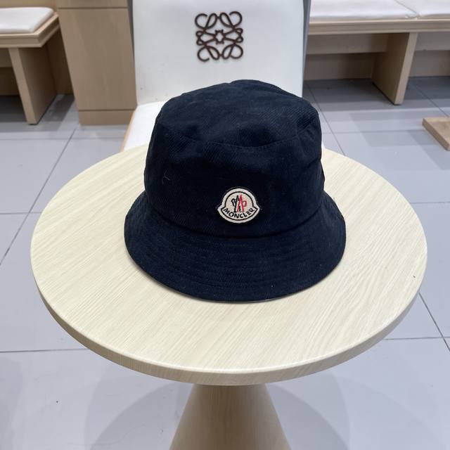 Monceler's very popular bucket hat DDD. Simple and elegant, high-end item. Style