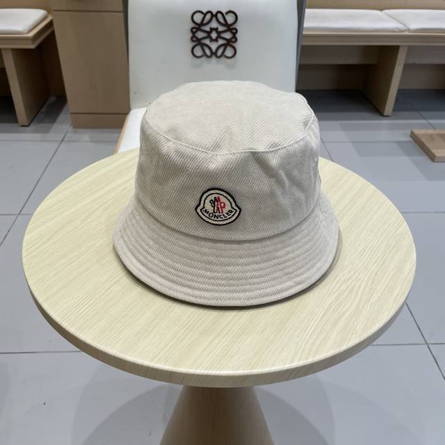 Monceler's very popular bucket hat DDD. Simple and elegant, high-end item. Style
