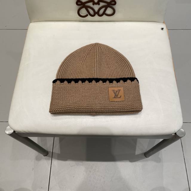 Lv official website knitted hat is very versatile and can be worn by both men an