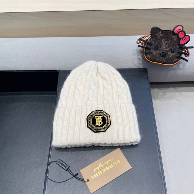 Burberry new knitted cable knitted wool hat women's autumn and winter ear protec