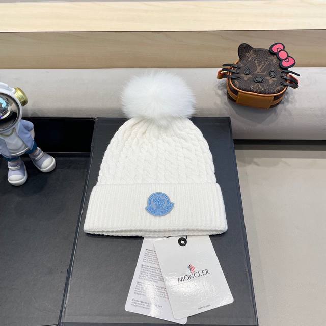 Moncler knitted beanie with ball! A winter favorite for young ladies~ Looks grea