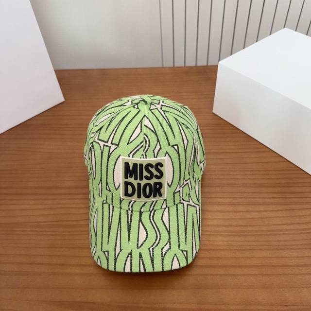 Dior new original baseball cap, exquisite and pure style, very cool and fashiona