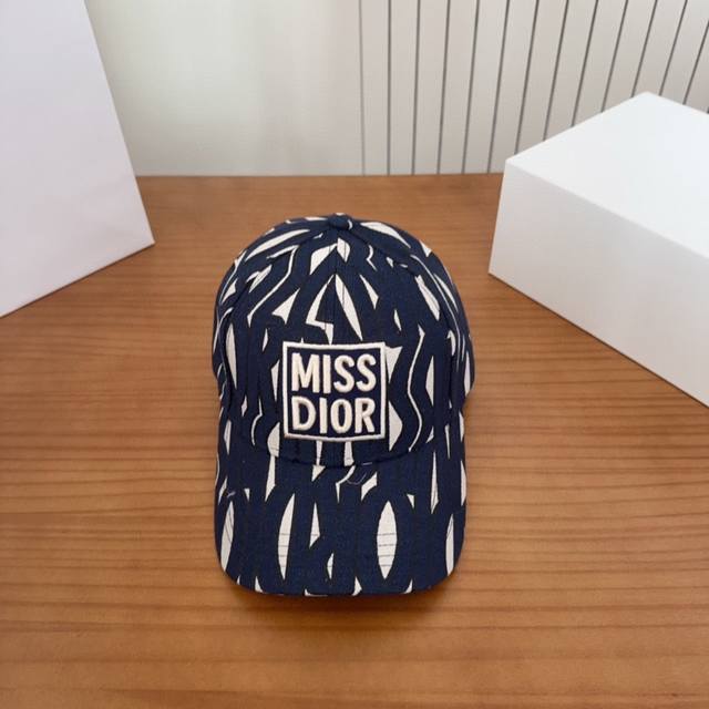 Dior new original baseball cap, exquisite and pure style, very cool and fashiona