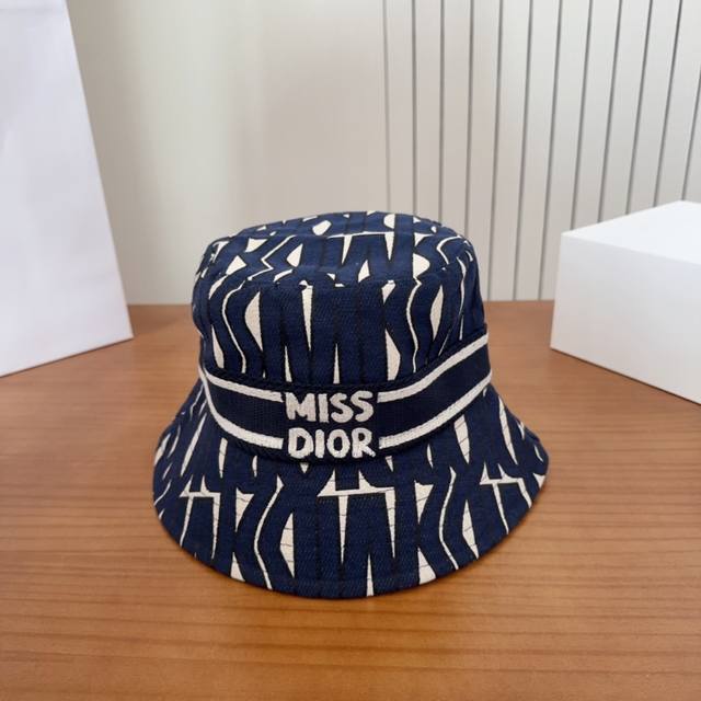 Dior new original bucket hat, exquisite and pure style, very cool and fashionabl