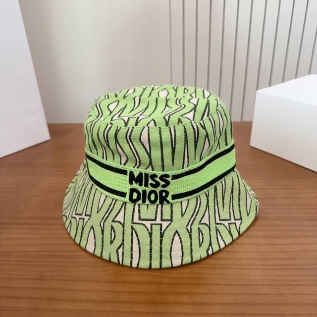 Dior new original bucket hat, exquisite and pure style, very cool and fashionabl