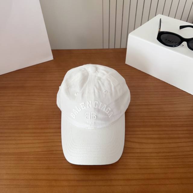 Balencia*A New Balencia Baseball Cap Simple and stylish super good looking hat!