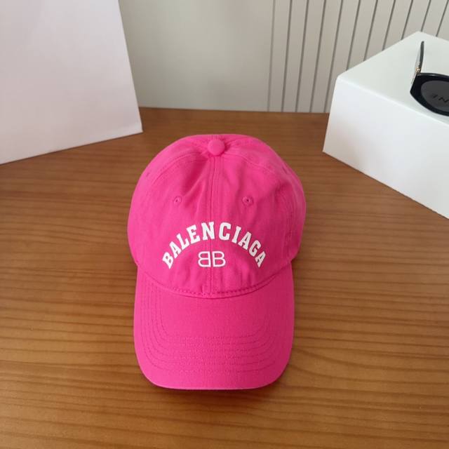 Balencia*A Balencia new baseball cap Simple and stylish super good-looking hat!