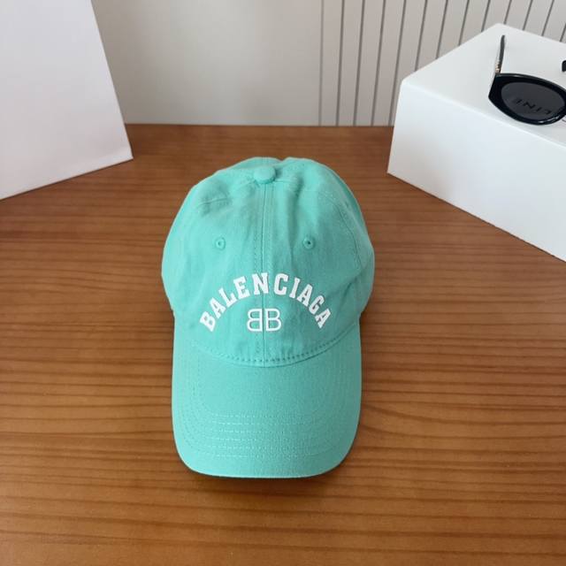 Balencia*A Balencia new baseball cap Simple and stylish super good-looking hat!