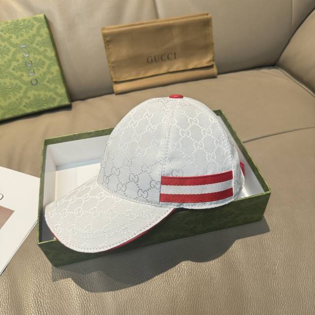 comes with a box bag. This is a new Gucci baseball cap. It features a three-col