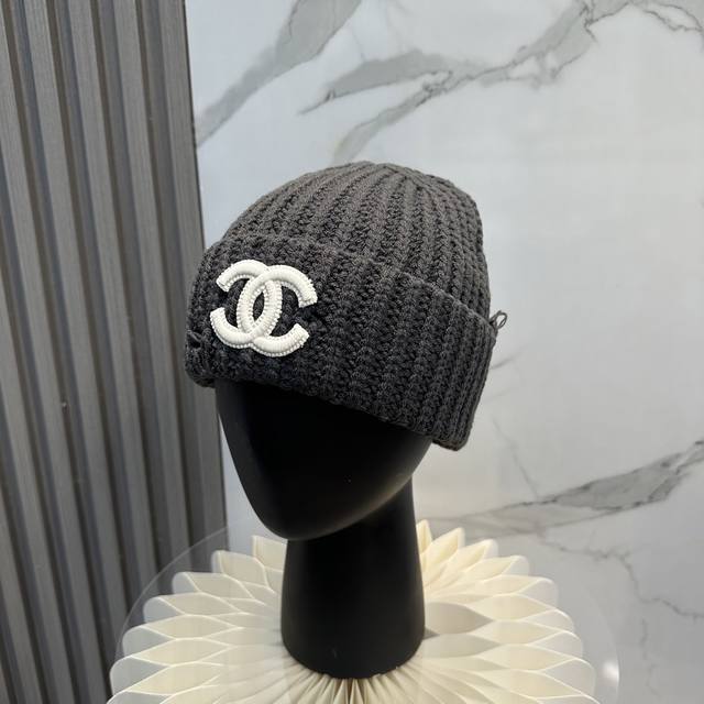 comes with a dust bag. Chanel's new knitted hat, recommended by Xiaohongshu and
