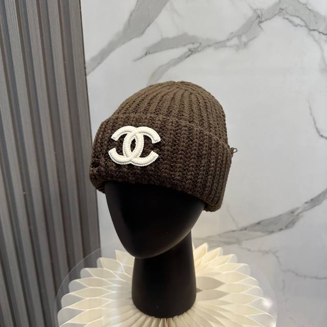 comes with a dust bag. Chanel's new knitted hat, recommended by Xiaohongshu and