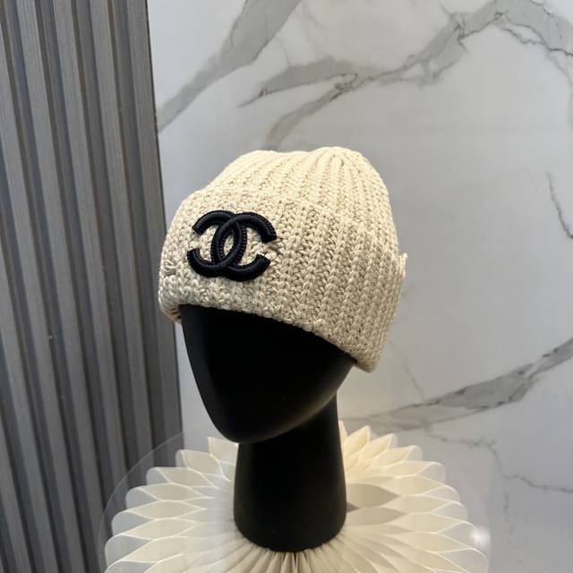 comes with a dust bag. Chanel's new knitted hat, recommended by Xiaohongshu and