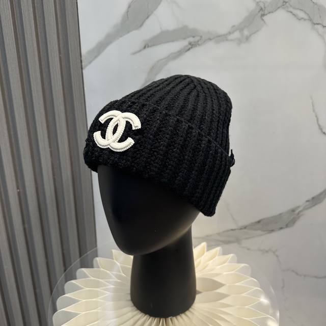 comes with a dust bag. Chanel's new knitted hat, recommended by Xiaohongshu and