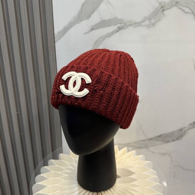 comes with a dust bag. Chanel's new knitted hat, recommended by Xiaohongshu and