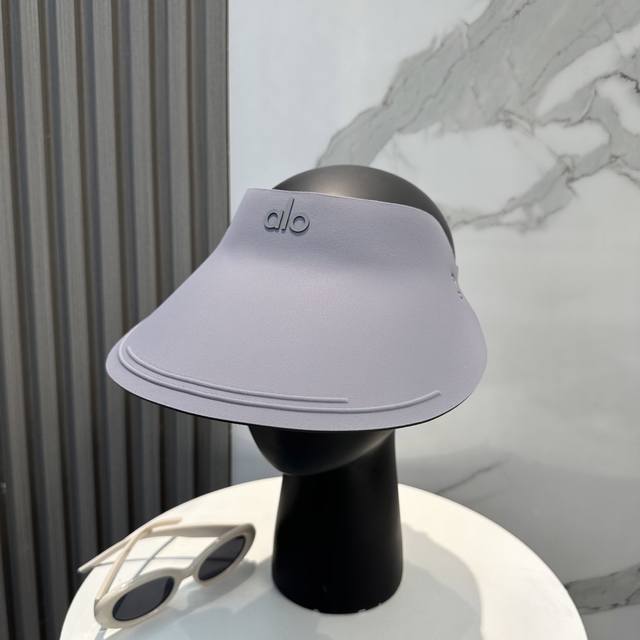 Miumiu~New summer seamless duckbill hollow top hat Summer sun protection artifac