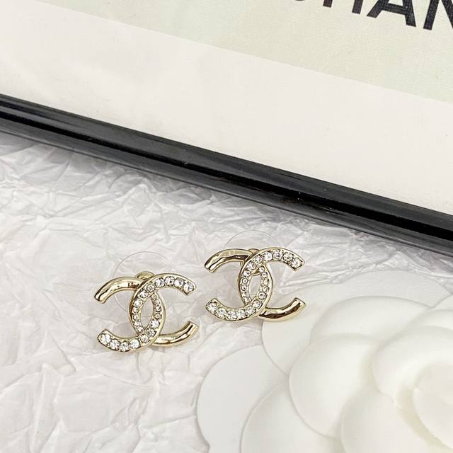 Chanel earrings hot-selling models are on sale now, and are available at the co