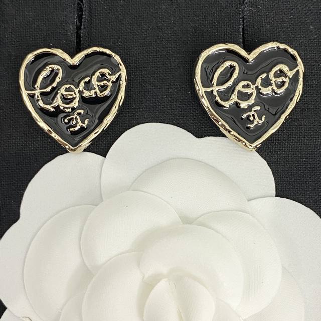 Chanel's hot-selling earrings are back! Chanel 24 enamel oil-drip heart earring