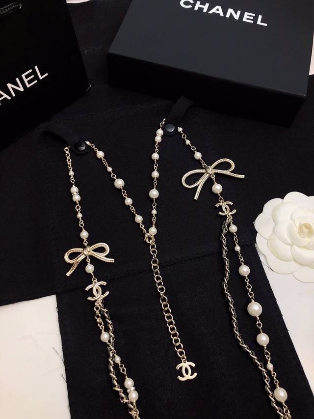 The new Chanel bow necklace is elegant and generous. The exquisite design and c