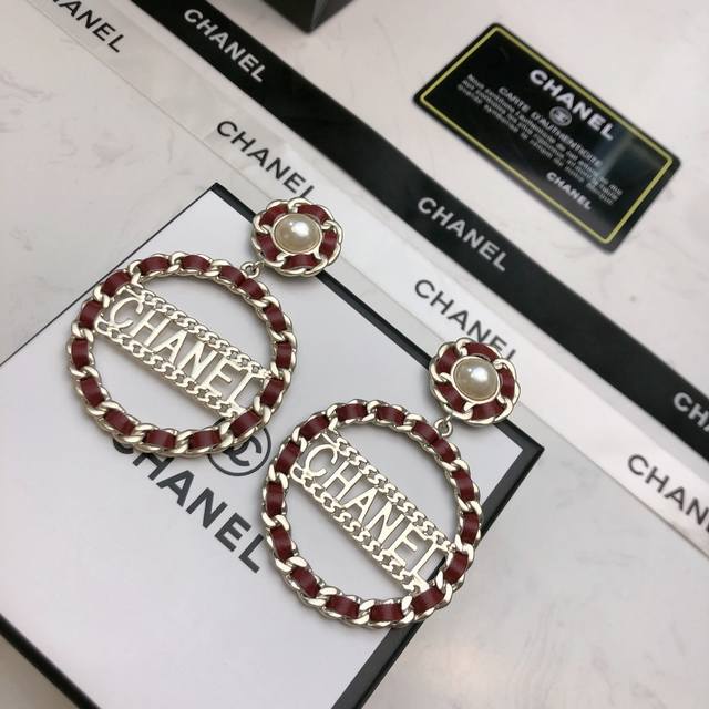 Chanel Chanel earrings are available at the counter at the same time. Choose a f