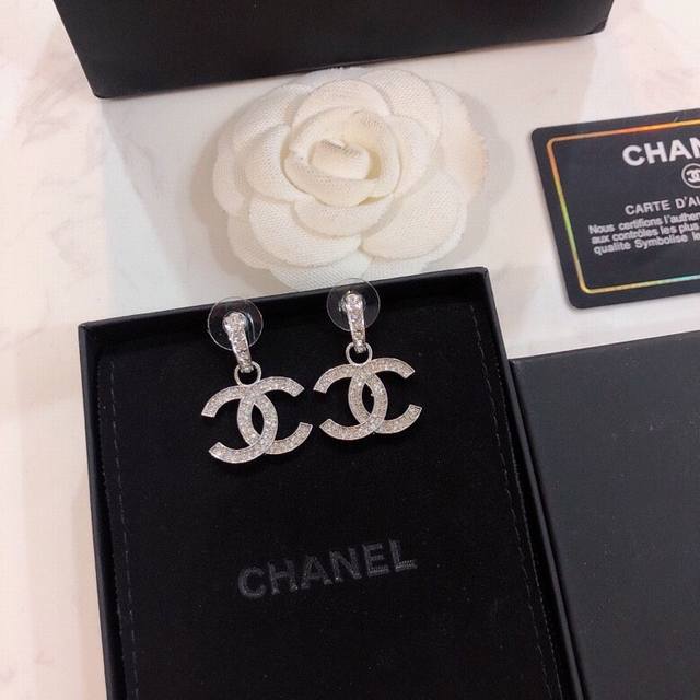 The Chanel S series is elegant and classic, and the combination of earrings mak