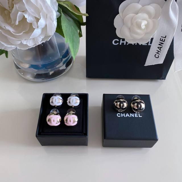 High-quality details as shown in the picture. The large double C earrings with