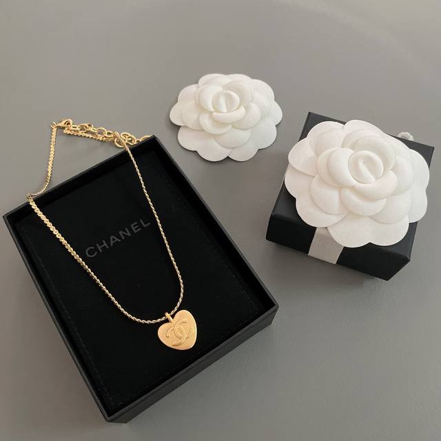 High-quality details as shown in the picture. The Vintage series of heart-shaped