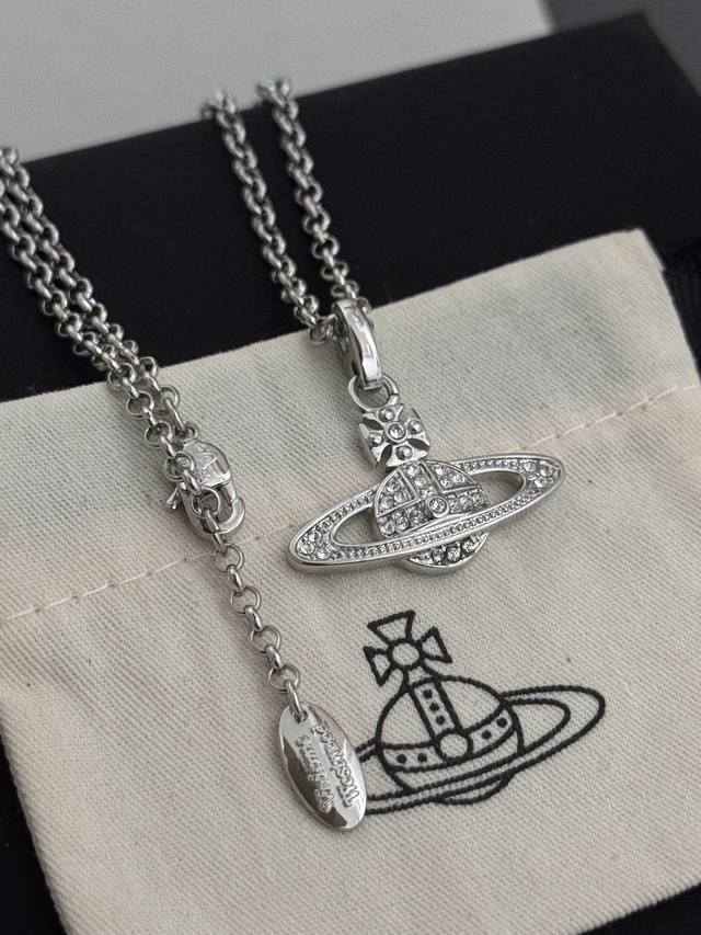 High-quality details as shown in the picture Planet necklace Viviennewestwood Ba