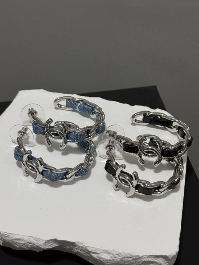 High-quality details as shown in the picture. Two colors are black leather and