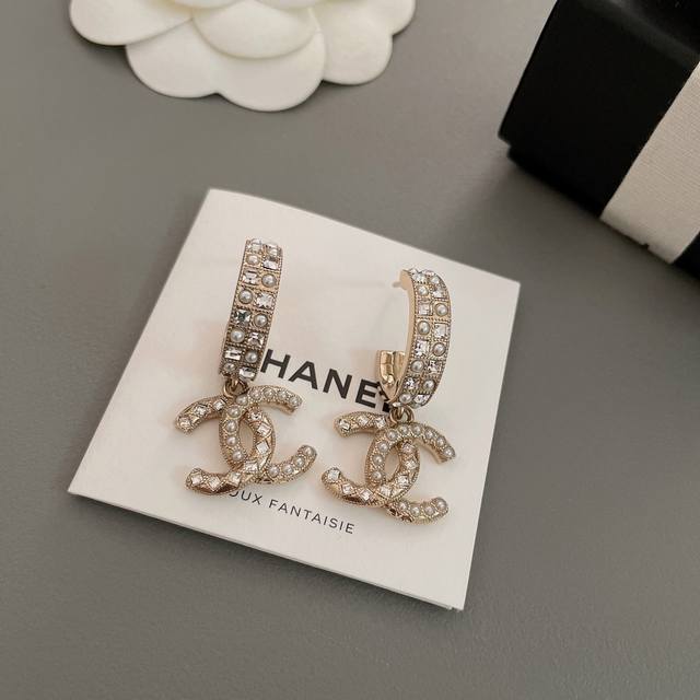 High-quality details as shown in the picture. These double C earrings, Z 5800,