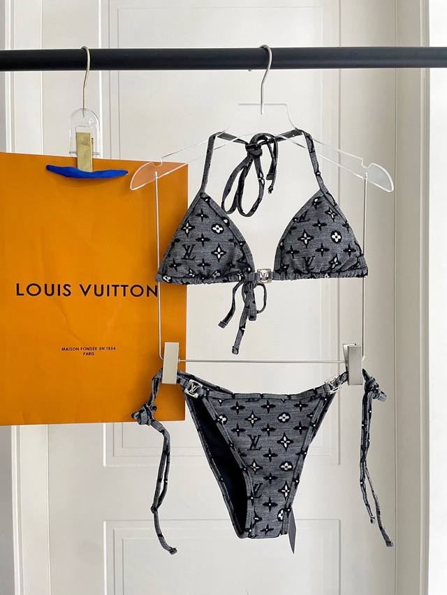 Lv's new jacquard one-piece swimsuit is suitable for a variety of occasions.