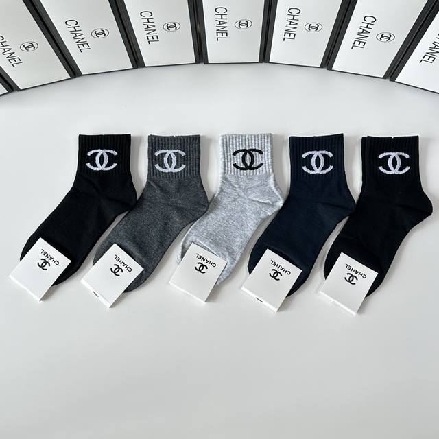 Special packaging Chanel's new classic mid-calf socks! Five pairs per box, count