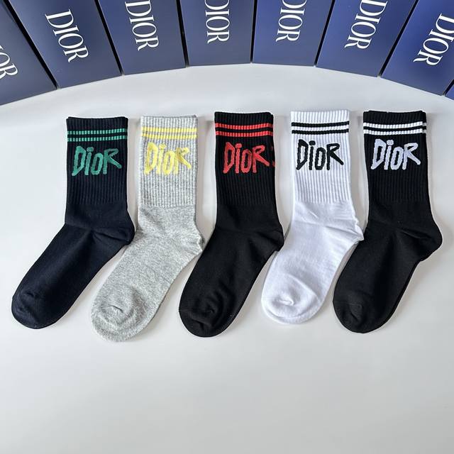 Special counter packaging Dior's new mid-length stacked socks! Five pairs per bo