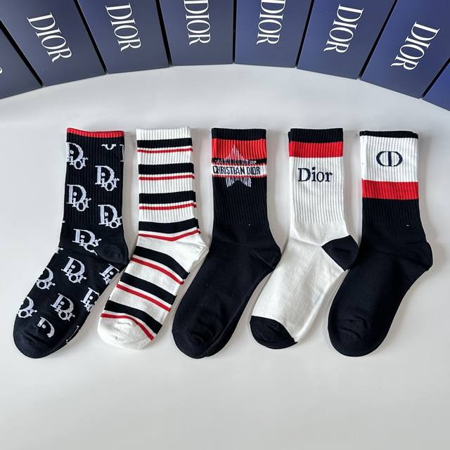 Special counter packaging Dior's new mid-length stacked socks! Five pairs per bo