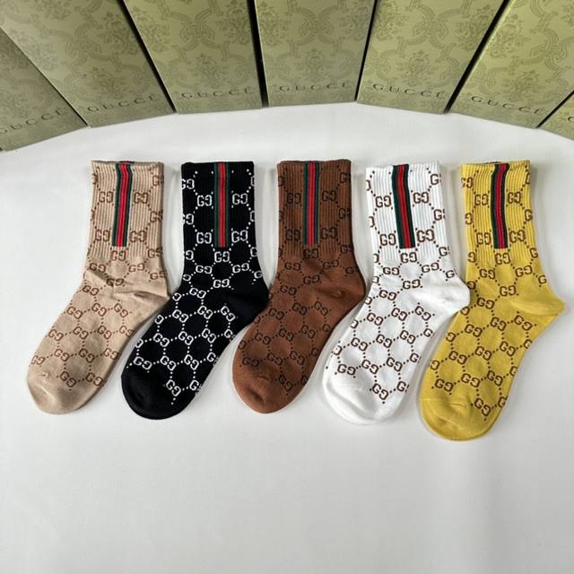 Specially packaged in the store Gucci's new mid-length stacked socks! Five pairs