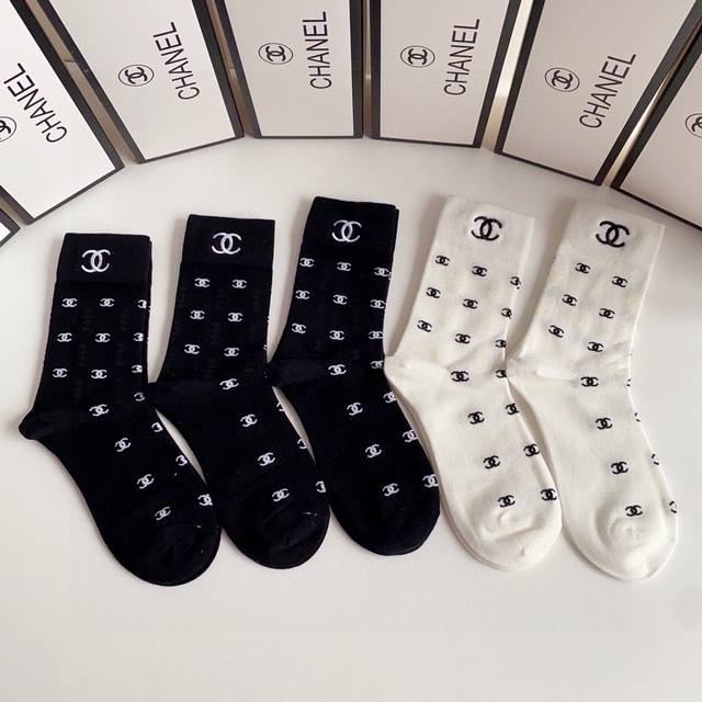 Special packaging Chanel's new embroidered classic mid-length stacked socks! Fiv