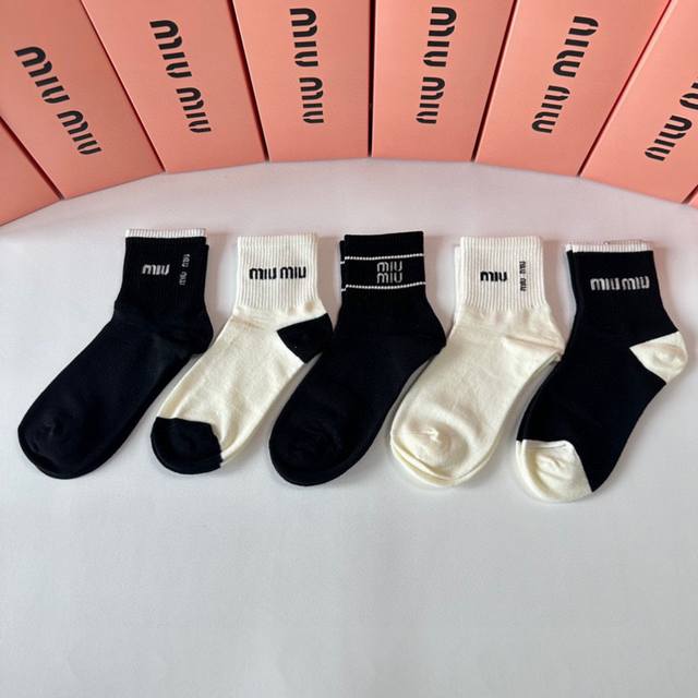 Special counter packaging Miumiu Miu Miu new mid-length stacked socks! Five pair