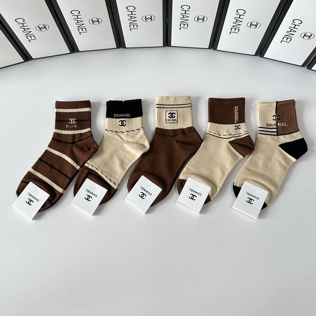 Special packaging Chanel's new classic mid-length stacked socks! Five pairs per