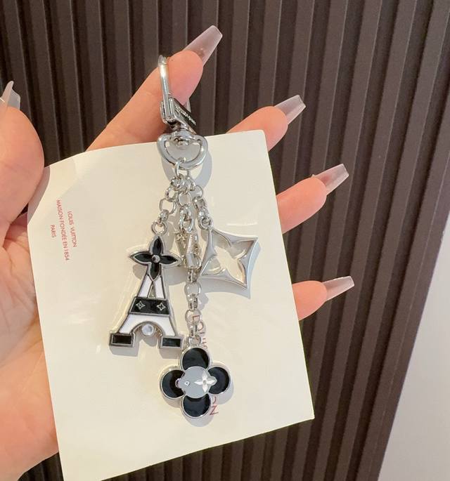 Lv bag charms and keychain bag pendants Lv Eiffel Tower exquisite chain four-lea
