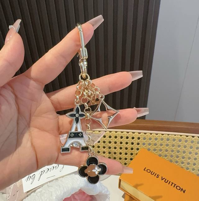 Lv bag charms and keychain bag pendants Lv Eiffel Tower exquisite chain four-lea
