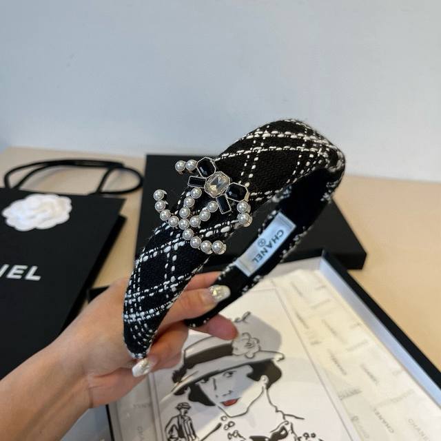 Chanel headband DDD