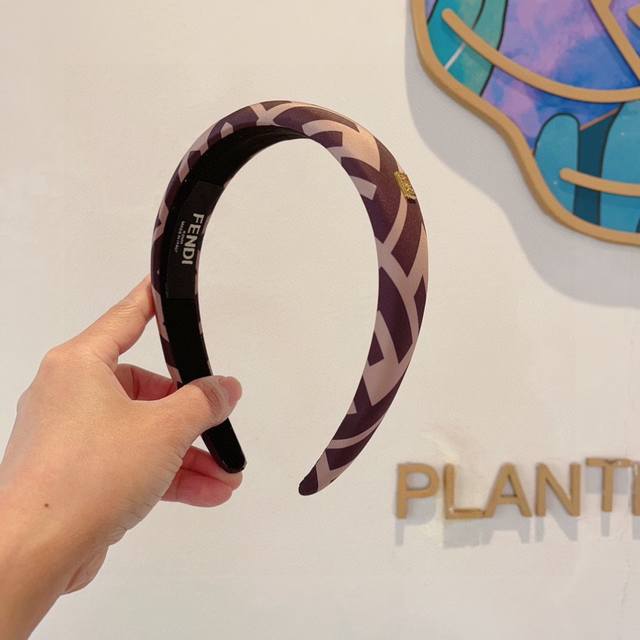 with packagingFendi Fendi's hottest new headband, retro headband, simple and ve