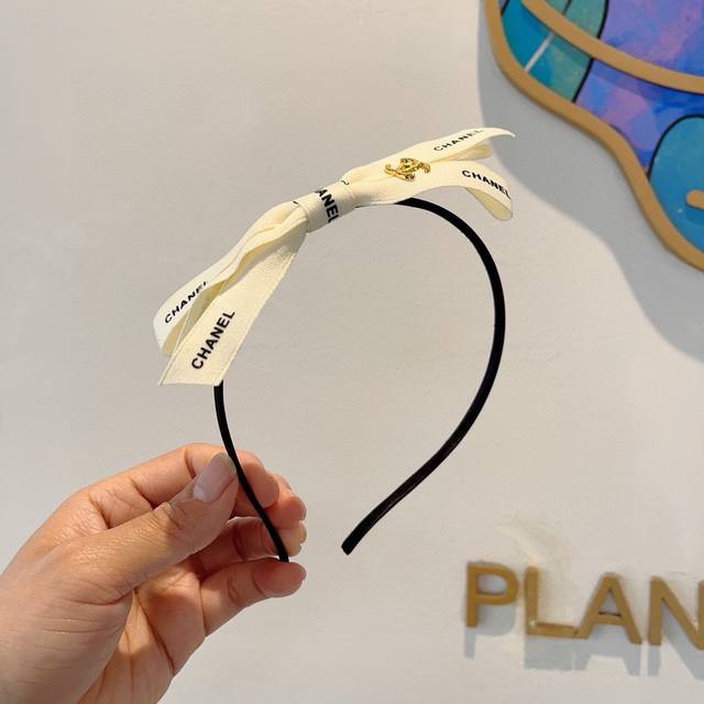 with packaging Chanel's latest small headband, a new product that makes your fa