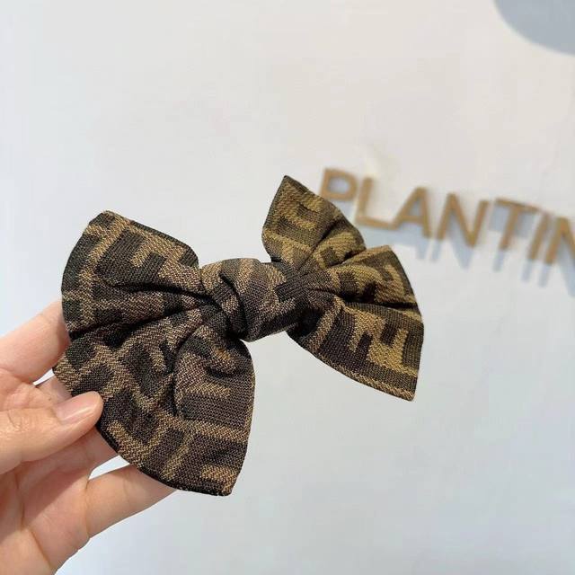 with packaging Fendi Fendi counter new hair clip, classic sweet princess wind d