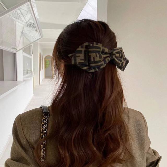 with packaging Fendi Fendi counter new hair clip, classic sweet princess wind d