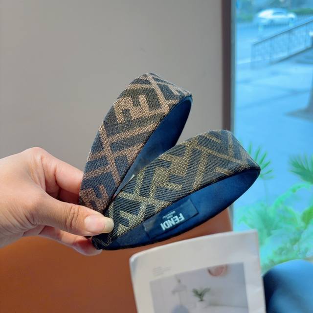 comes with packaging. Fendi's classic new high-end double-layered headband, a p