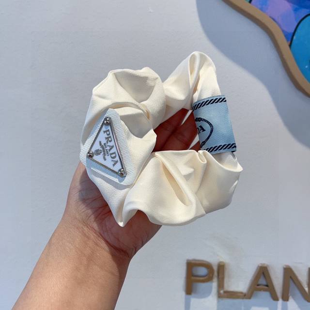 With packaging Prada Prada imported large intestine loop inverted triangle iron