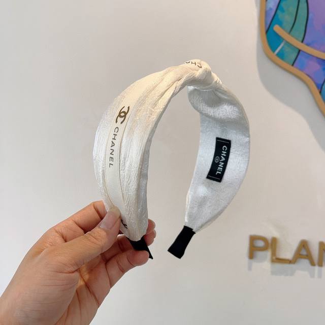 with packaging Chanel Chanel's new exquisite letter wide-brimmed headband, retr