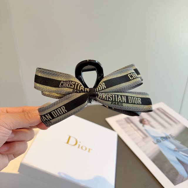 with packaging Dior classic old flower net celebrity hairpin, high-end letter s