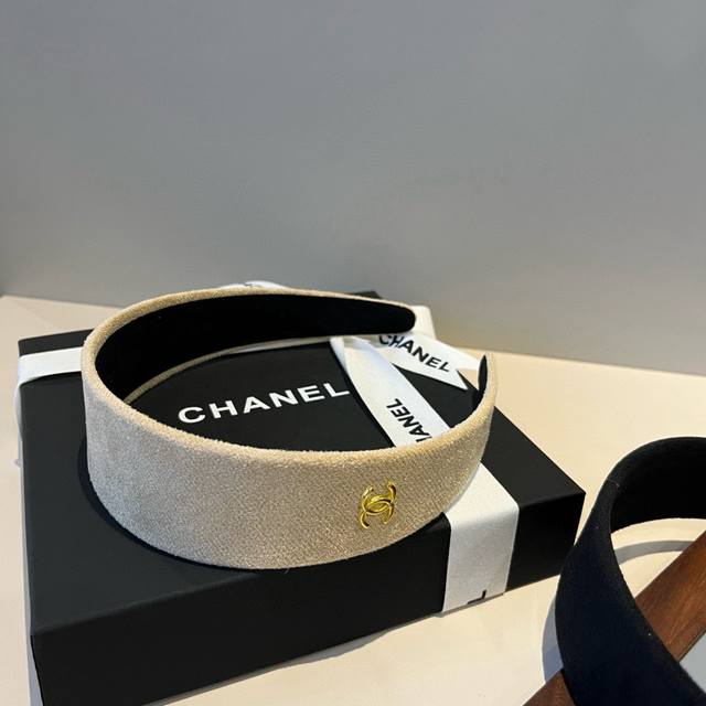 Chanel headband DDD